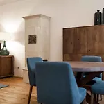 Cooper L Laubenhaus 公寓 *