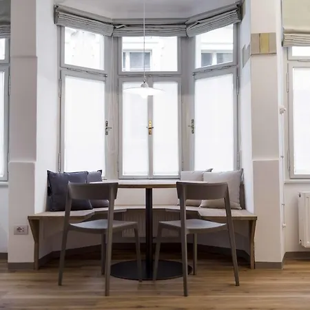 Cooper L Laubenhaus 아파트 *