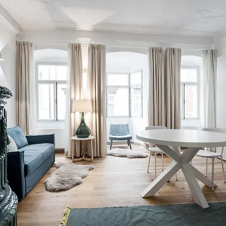 Cooper L Laubenhaus Bolzano