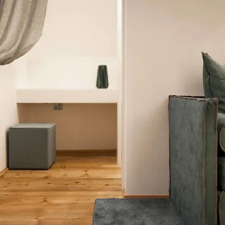 Cooper L Laubenhaus Bolzano