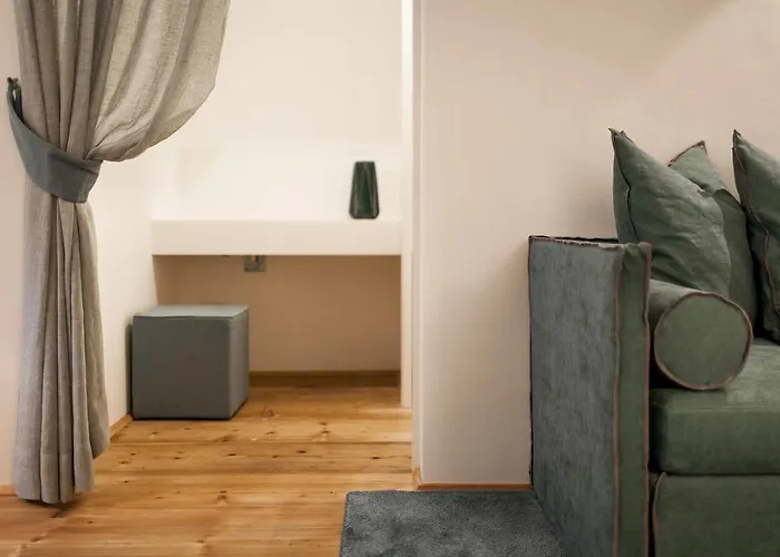 Cooper L Laubenhaus Bolzano